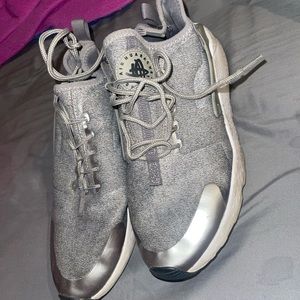 Women’s Nike tennis shoes